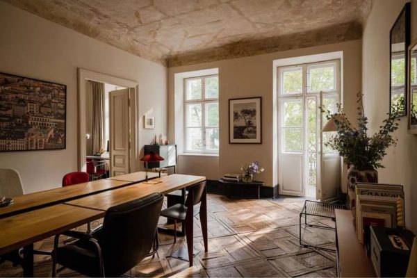 Rent a renovated and furnished office on Valova Street
