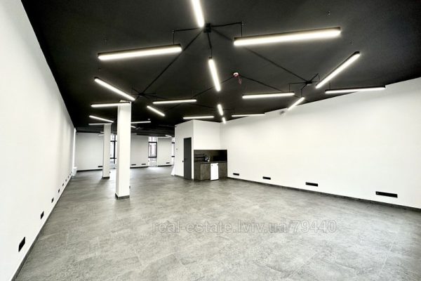 Rent a stylish renovated office near the Forum shopping center